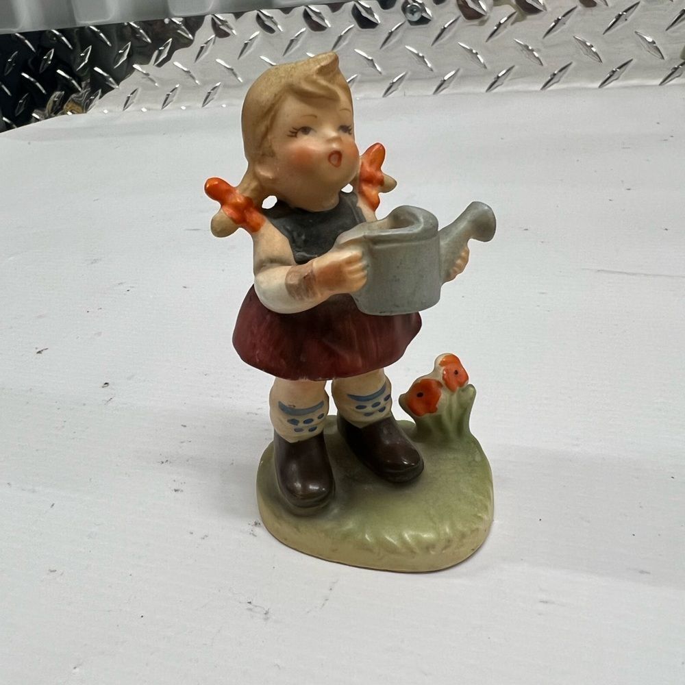 M.I  HUMMEL LITTLE HELPER GIRL WITH BASKET‎ FIGURINE